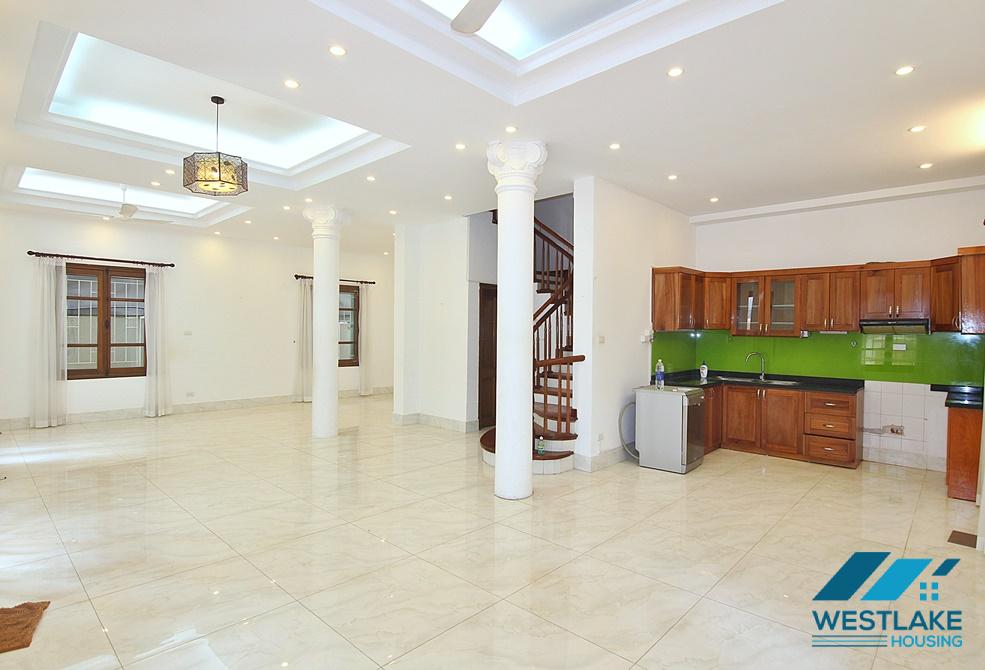 Nhà Đẹp 4 Phòng Ngủ Ban Công Sân Vườn Rộng Thoáng Sáng Cho Thuê Tại Tây Hồ, Hà Nội
