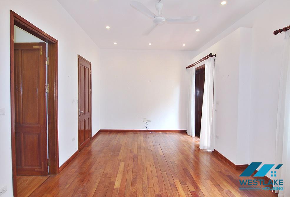 Nhà Đẹp 4 Phòng Ngủ Ban Công Sân Vườn Rộng Thoáng Sáng Cho Thuê Tại Tây Hồ, Hà Nội