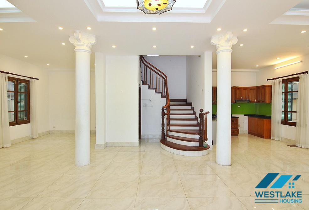 Nhà Đẹp 4 Phòng Ngủ Ban Công Sân Vườn Rộng Thoáng Sáng Cho Thuê Tại Tây Hồ, Hà Nội
