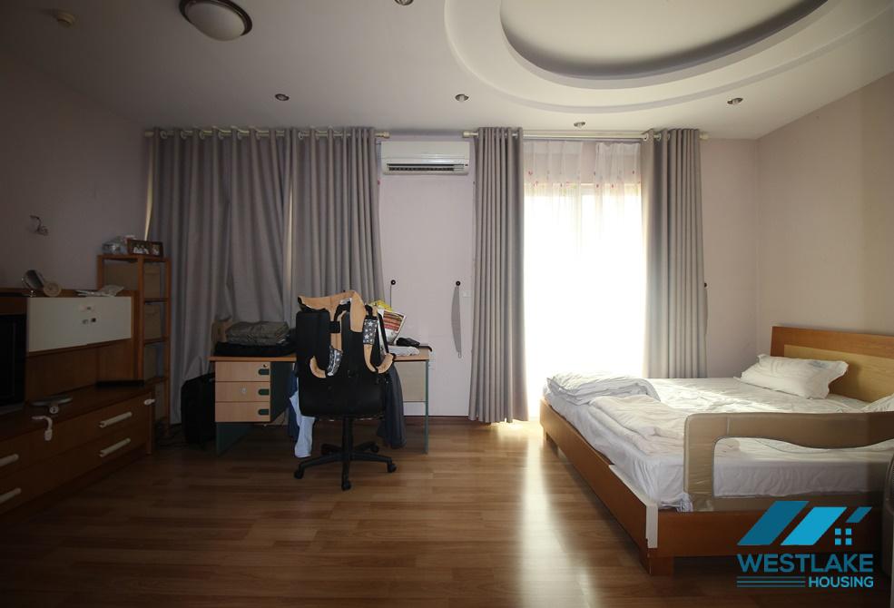 Cho thuê căn hộ 3 phòng ngủ tại tòa E Ciputra
