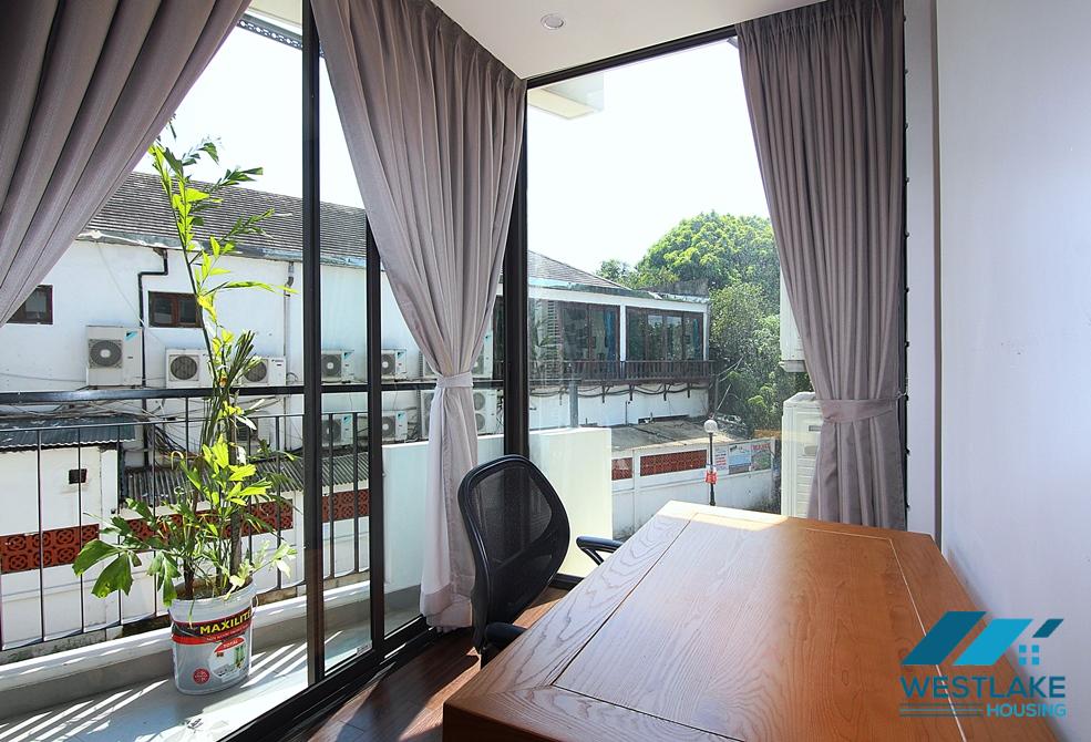 Cho Thuê Căn Hộ 2 Phòng Ngủ Đẹp, Ban Công, View Hồ, Thoáng Mát, Tại Phố Nhật Chiêu, Tây Hồ, Hà Nội
