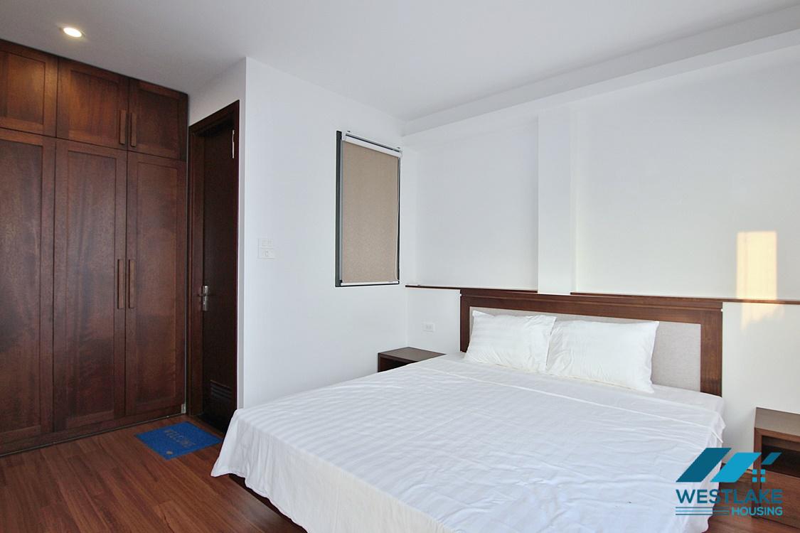 Căn Hộ Đẹp 2 Phòng Ngủ Ban Công Rộng, View Hồ Thoáng Sáng Trên Phố Quảng Khánh Tây Hồ, Cho Thuê