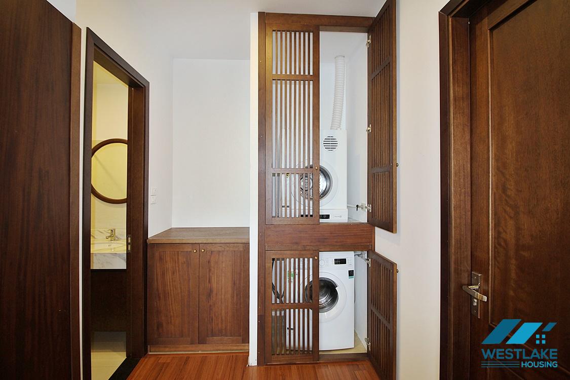 Căn Hộ Đẹp 2 Phòng Ngủ Ban Công Rộng, View Hồ Thoáng Sáng Trên Phố Quảng Khánh Tây Hồ, Cho Thuê