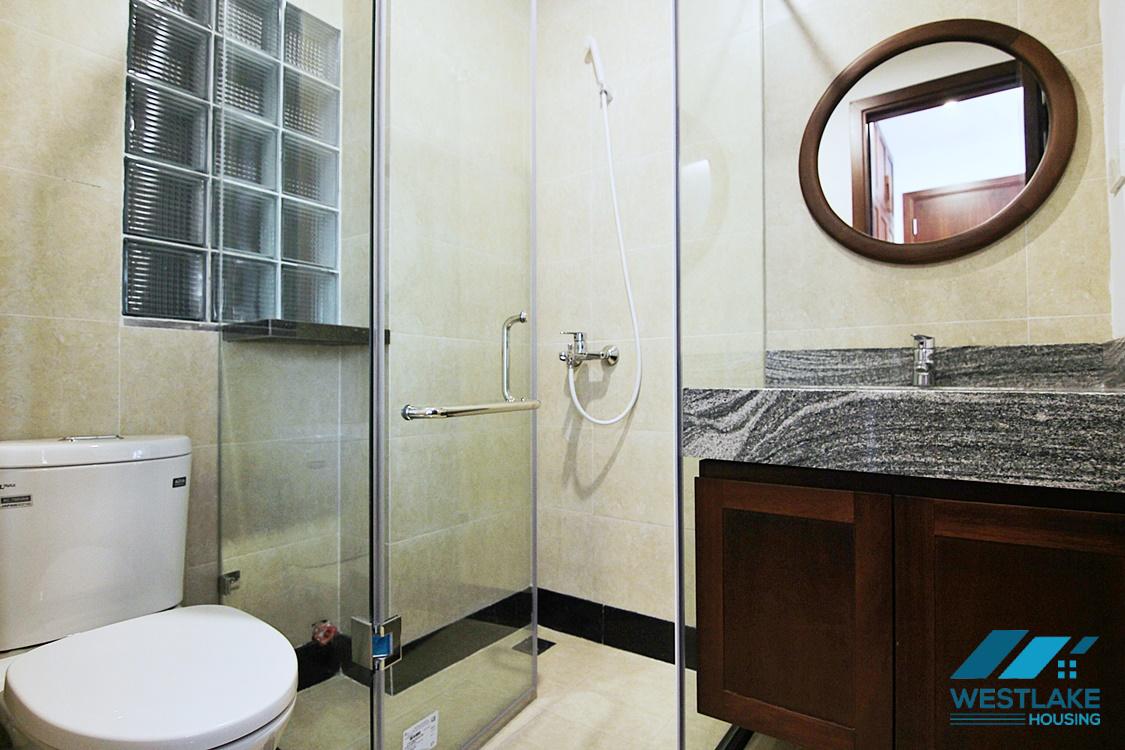 Căn Hộ Đẹp 2 Phòng Ngủ Ban Công Rộng, View Hồ Thoáng Sáng Trên Phố Quảng Khánh Tây Hồ, Cho Thuê