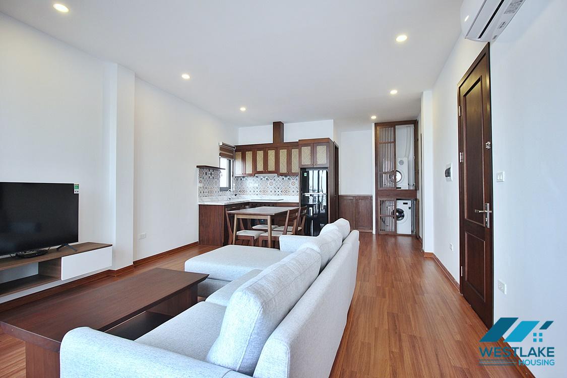 Căn Hộ Đẹp 2 Phòng Ngủ Ban Công Rộng, View Hồ Thoáng Sáng Trên Phố Quảng Khánh Tây Hồ, Cho Thuê