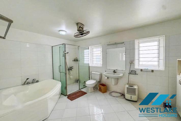 Cho Thuê Biệt thự 5 Phòng Ngủ Đẹp View Hồ, Sân Vườn Rộng Thoáng Mát Tại Tây Hồ, Hà Nội
