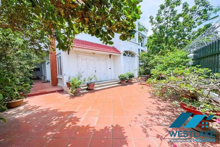 Cho Thuê Biệt thự 5 Phòng Ngủ Đẹp View Hồ, Sân Vườn Rộng Thoáng Mát Tại Tây Hồ, Hà Nội