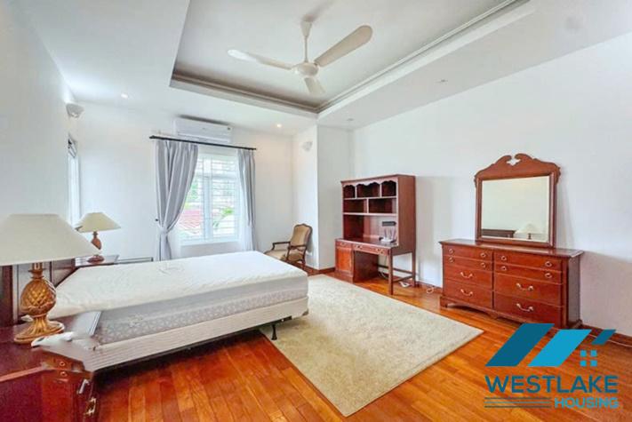 Cho Thuê Biệt thự 5 Phòng Ngủ Đẹp View Hồ, Sân Vườn Rộng Thoáng Mát Tại Tây Hồ, Hà Nội