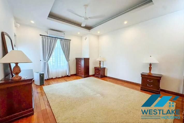 Cho Thuê Biệt thự 5 Phòng Ngủ Đẹp View Hồ, Sân Vườn Rộng Thoáng Mát Tại Tây Hồ, Hà Nội