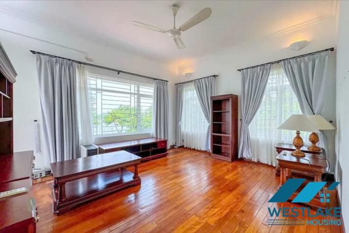 Cho Thuê Biệt thự 5 Phòng Ngủ Đẹp View Hồ, Sân Vườn Rộng Thoáng Mát Tại Tây Hồ, Hà Nội