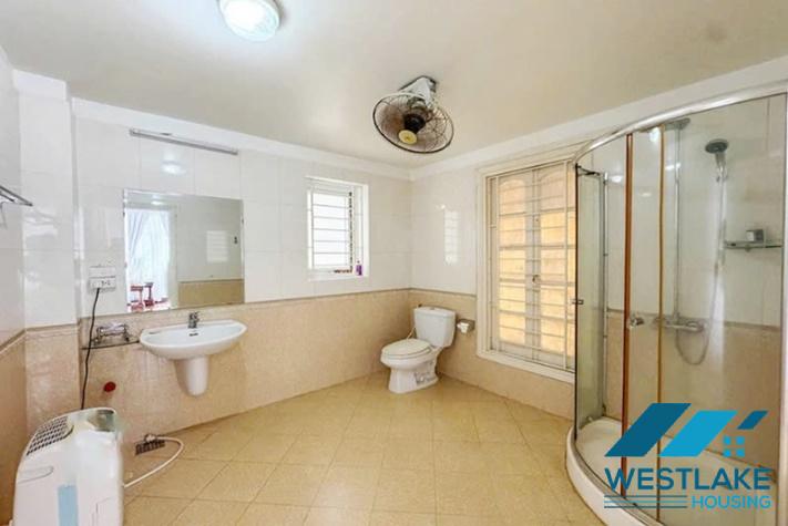 Cho Thuê Biệt thự 5 Phòng Ngủ Đẹp View Hồ, Sân Vườn Rộng Thoáng Mát Tại Tây Hồ, Hà Nội