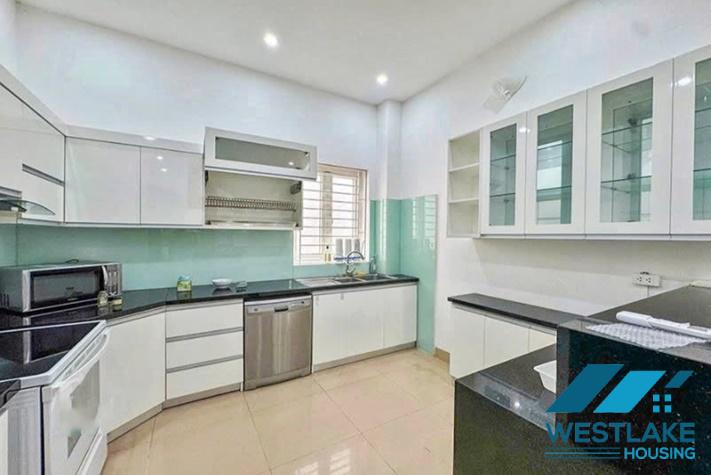 Cho Thuê Biệt thự 5 Phòng Ngủ Đẹp View Hồ, Sân Vườn Rộng Thoáng Mát Tại Tây Hồ, Hà Nội
