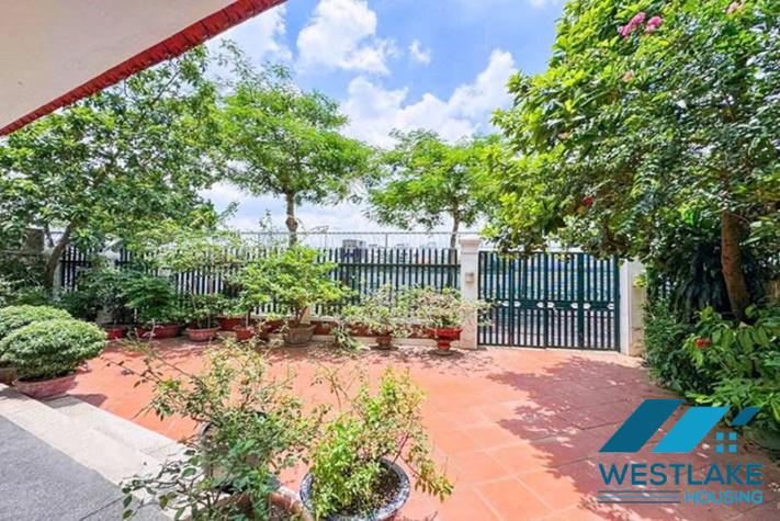 Cho Thuê Biệt thự 5 Phòng Ngủ Đẹp View Hồ, Sân Vườn Rộng Thoáng Mát Tại Tây Hồ, Hà Nội