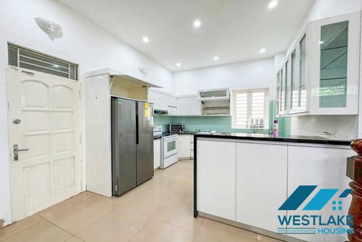 Cho Thuê Biệt thự 5 Phòng Ngủ Đẹp View Hồ, Sân Vườn Rộng Thoáng Mát Tại Tây Hồ, Hà Nội