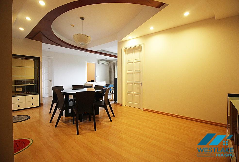 Cho thuê căn hộ 4 phòng ngủ tại Ciputra, Tây Hồ, Hà Nội.