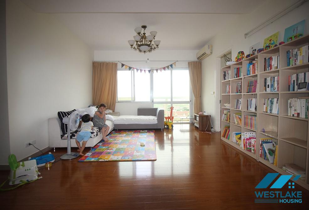 Căn hộ 4 phòng ngủ với tầm nhìn tuyệt đẹp ra thành phố tại Ciputra, Tây Hồ