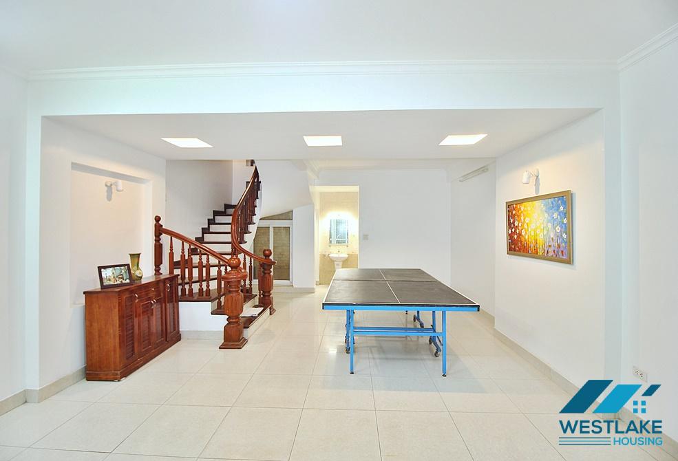 A bright 4 bedroom house for rent in Xuan Dieu, Tay Ho