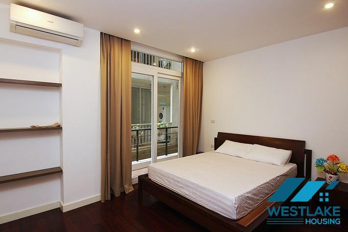 Căn Hộ Dịch Vụ 4 Phòng Ngủ Rộng Đẹp, View Hồ Thoáng Mát Cho Thuê Tại Phố Quảng khánh.Tây Hồ