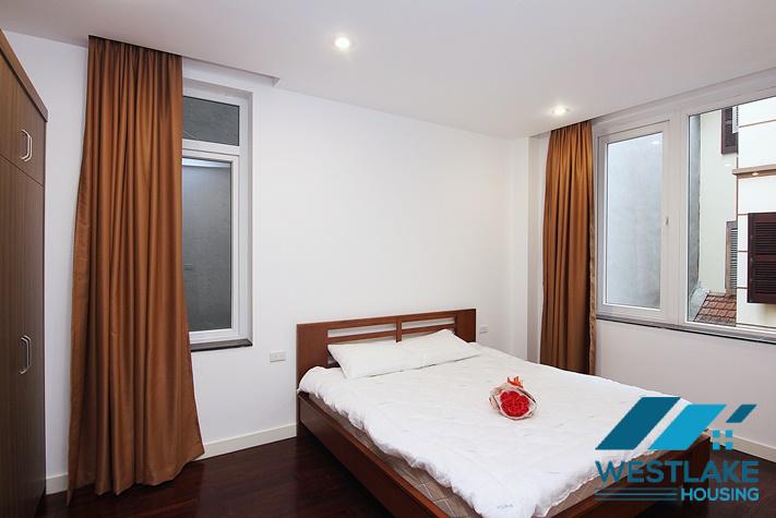 Căn Hộ Dịch Vụ 4 Phòng Ngủ Rộng Đẹp, View Hồ Thoáng Mát Cho Thuê Tại Phố Quảng khánh.Tây Hồ