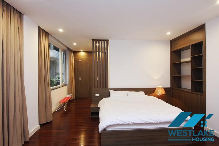 Căn Hộ Dịch Vụ 4 Phòng Ngủ Rộng Đẹp, View Hồ Thoáng Mát Cho Thuê Tại Phố Quảng khánh.Tây Hồ