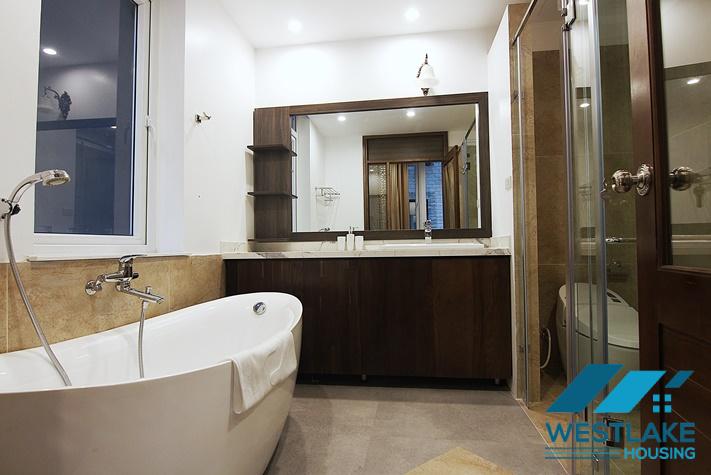 Căn Hộ Dịch Vụ 4 Phòng Ngủ Rộng Đẹp, View Hồ Thoáng Mát Cho Thuê Tại Phố Quảng khánh.Tây Hồ