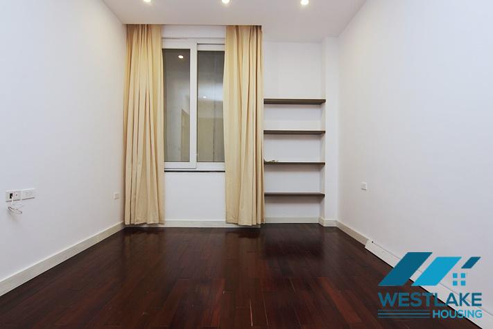 Căn Hộ Dịch Vụ 4 Phòng Ngủ Rộng Đẹp, View Hồ Thoáng Mát Cho Thuê Tại Phố Quảng khánh.Tây Hồ
