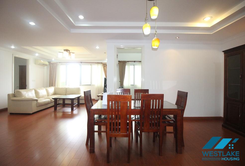Cho thuê căn hộ rộng rãi, tràn ngập ánh sáng tại Ciputra, Tây Hồ