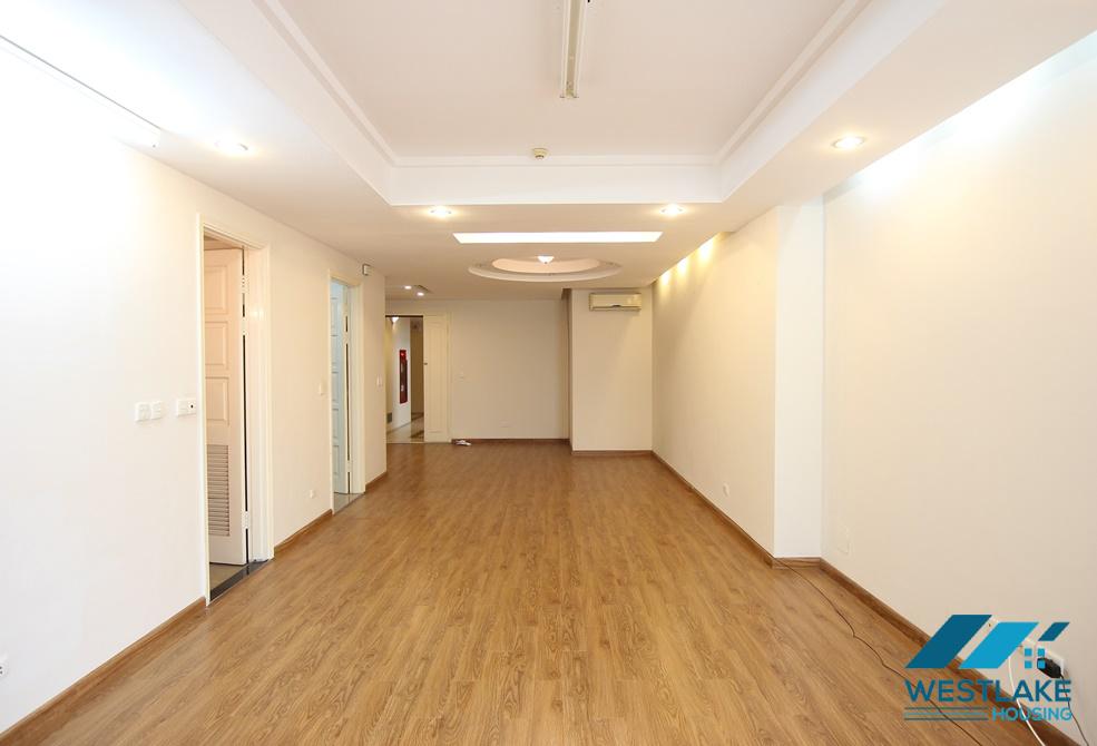 Cho thuê căn hộ 3 phòng ngủ rộng rãi tại tòa E, Ciputra, Hà Nội