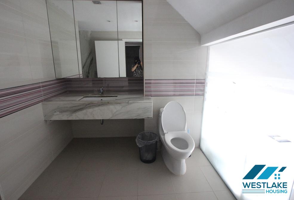 Cho thuê căn hộ áp mái sáng đẹp tại tòa E, Ciputra – 2 tầng, đầy đủ tiện nghi, an ninh tốt