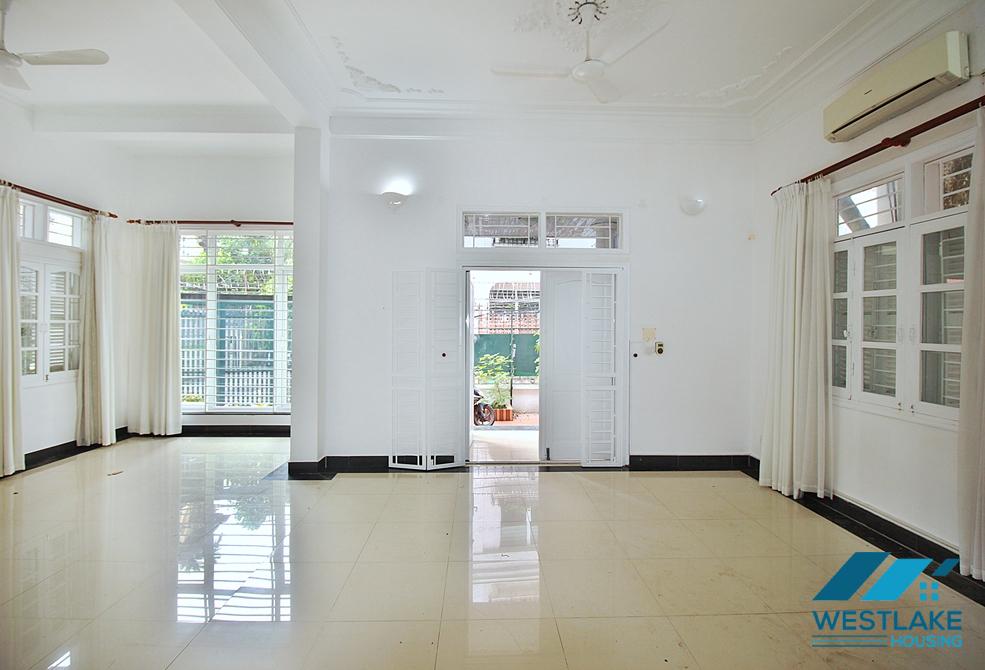 Nhà 5 Phòng Ngủ Sân Vườn Rộng, Thoáng Mát Cho Thuê Tại Phố Tô Ngọc Vân, Phường Tây Hồ, Hà Nội