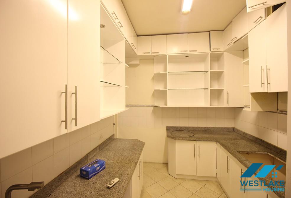 Cho thuê căn hộ 3 phòng ngủ giá rẻ tại Ciputra, Tây Hồ, Hà Nội