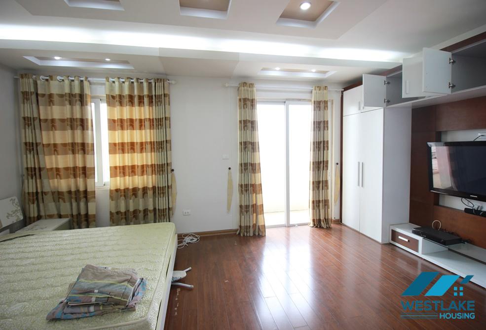 Căn hộ mới cải tạo có phòng khách rộng rãi cho thuê tại Ciputra, Tây Hồ, Hà Nội.