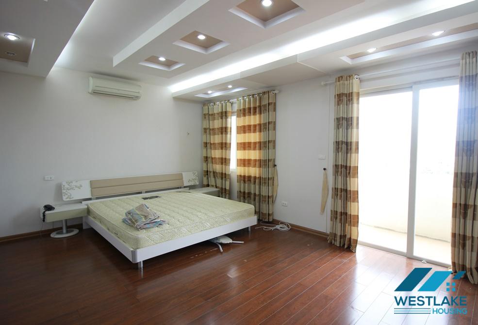 Căn hộ mới cải tạo có phòng khách rộng rãi cho thuê tại Ciputra, Tây Hồ, Hà Nội.