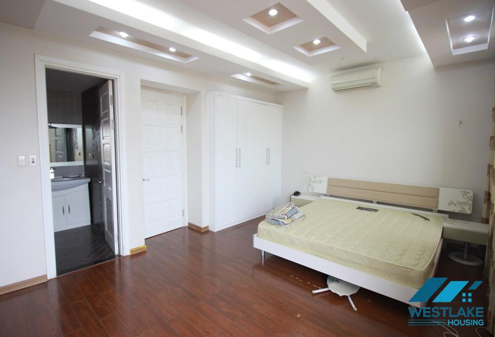 Căn hộ mới cải tạo có phòng khách rộng rãi cho thuê tại Ciputra, Tây Hồ, Hà Nội.