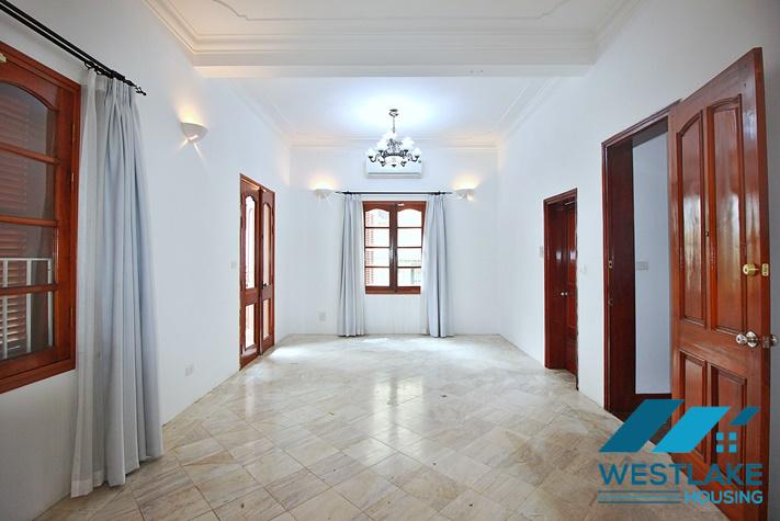 Cho Thuê Nhà 5 Phòng Ngủ Đẹp, Ban Công Và Sân Vườn Rộng  Thoáng Sáng Tại Tô Ngọc Vân, Tây Hồ, Hà Nội