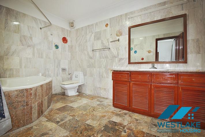 Cho Thuê Nhà 5 Phòng Ngủ Đẹp, Ban Công Và Sân Vườn Rộng  Thoáng Sáng Tại Tô Ngọc Vân, Tây Hồ, Hà Nội