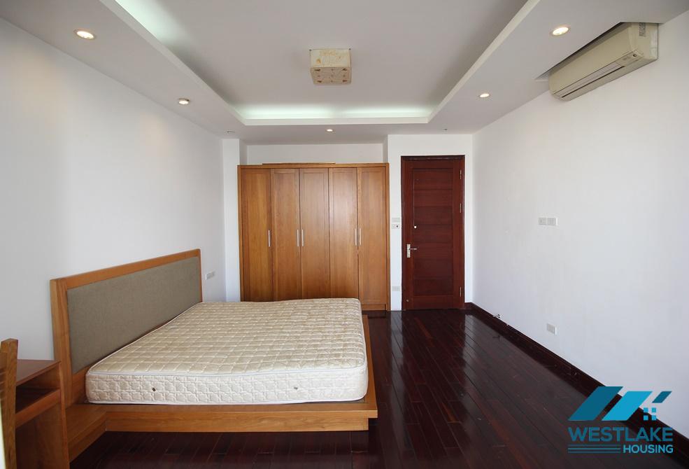 Cho Thuê Căn Hộ 3 Phòng Ngủ Rộng Đẹp, Ban Công View Hồ Tại Phố Xuân Diệu, Tây Hồ, Hà Nội