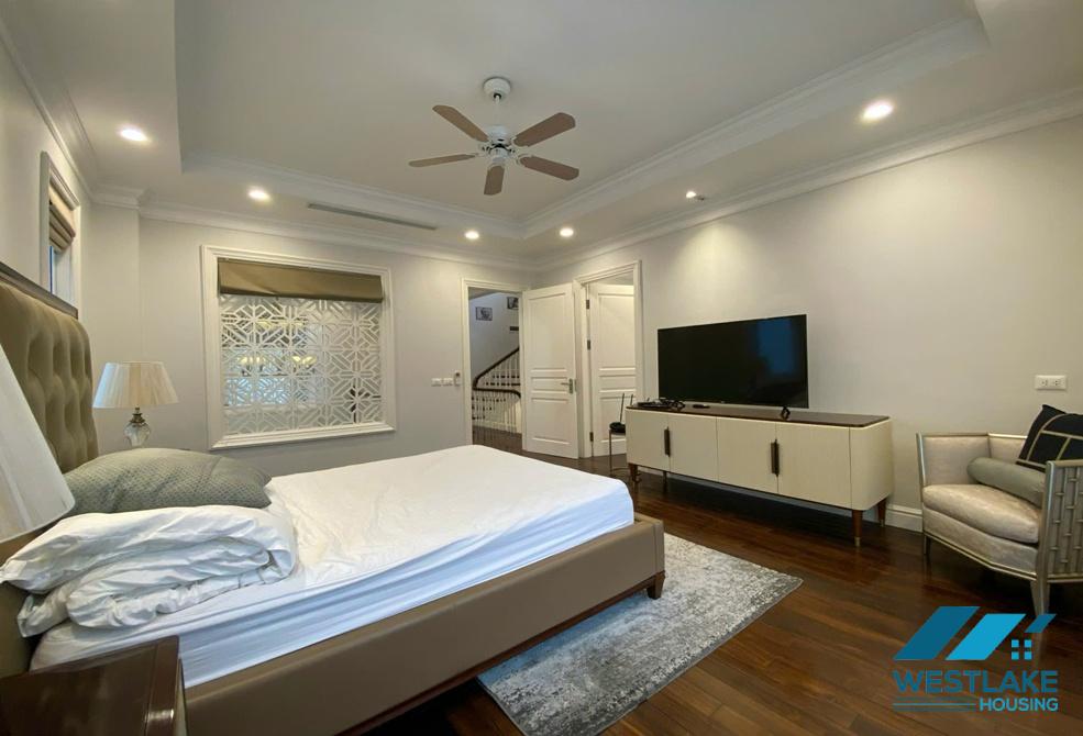Beautiful 4 bedrooms villa for rent in Vinhomes Riverside near BIS international school