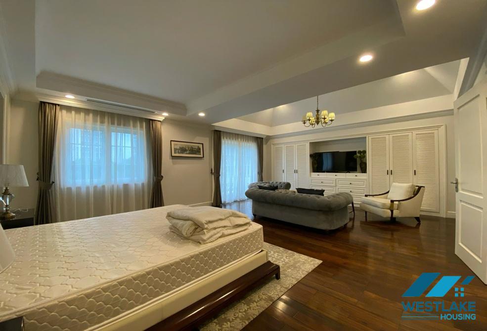 Beautiful 4 bedrooms villa for rent in Vinhomes Riverside near BIS international school