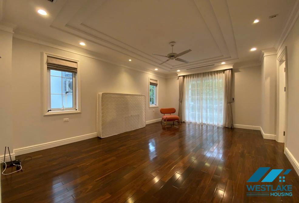 Beautiful 4 bedrooms villa for rent in Vinhomes Riverside near BIS international school