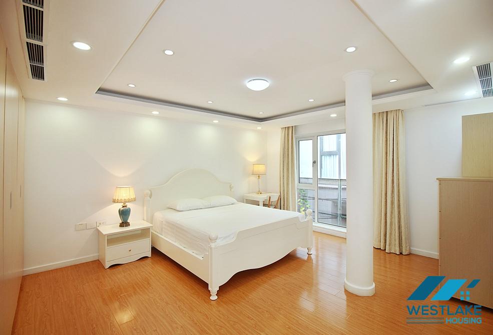Cho Thuê Nhà 4 Phòng Ngủ Đẹp, Ban Công Sân Rộng Sáng Thoáng, Có Dịch Vụ Tại phường Tây Hồ, Hà Nội