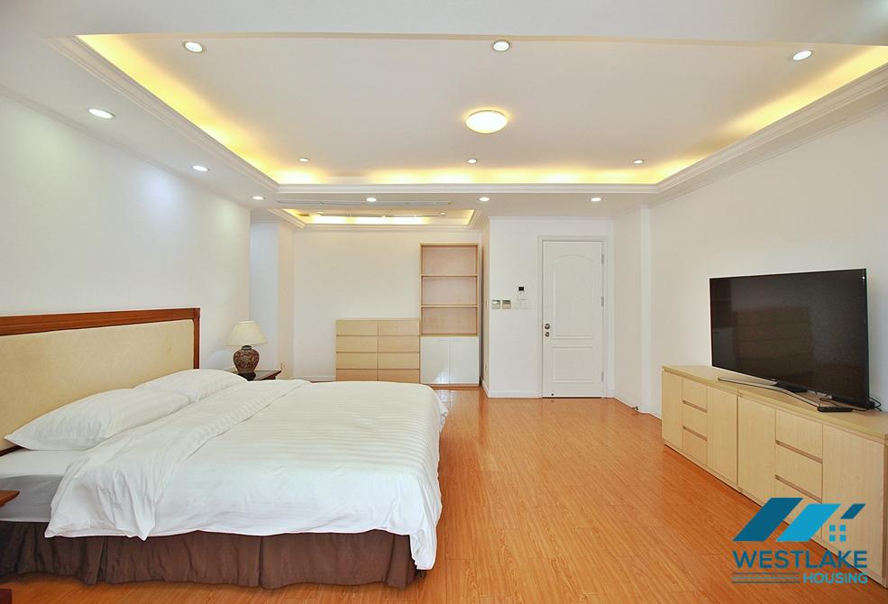 Cho Thuê Nhà 4 Phòng Ngủ Đẹp, Ban Công Sân Rộng Sáng Thoáng, Có Dịch Vụ Tại phường Tây Hồ, Hà Nội