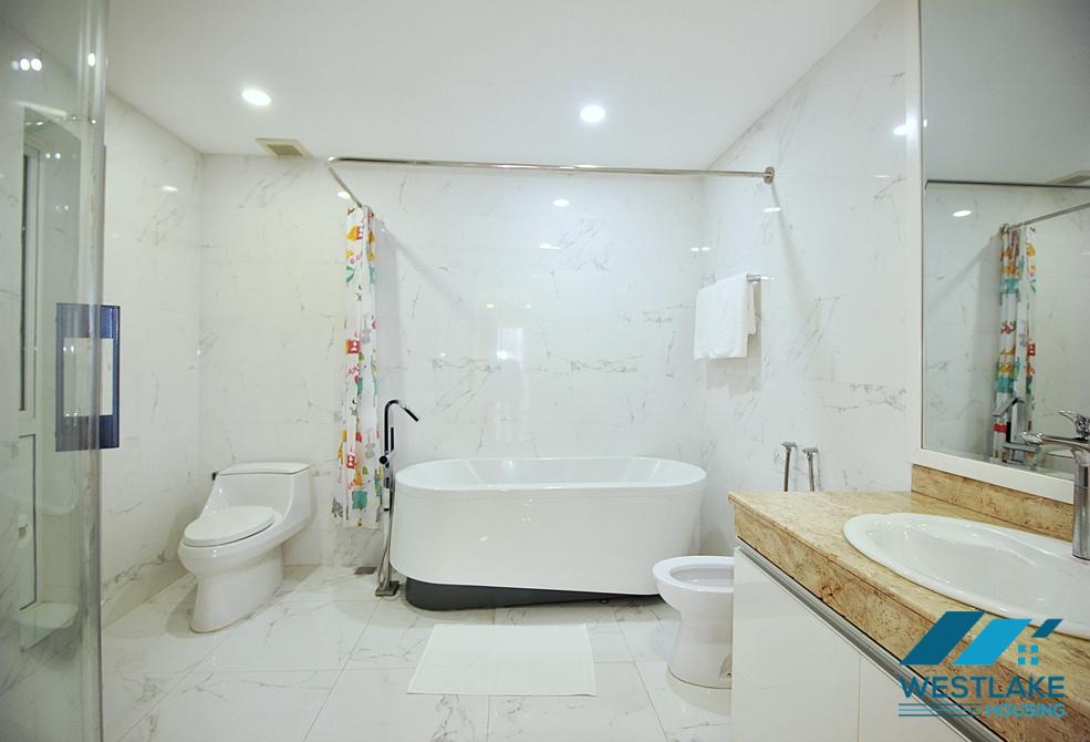 Cho Thuê Nhà 4 Phòng Ngủ Đẹp, Ban Công Sân Rộng Sáng Thoáng, Có Dịch Vụ Tại phường Tây Hồ, Hà Nội
