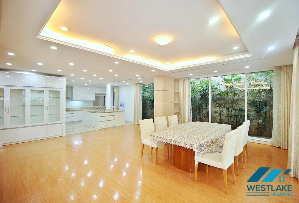 Cho Thuê Nhà 4 Phòng Ngủ Đẹp, Ban Công Sân Rộng Sáng Thoáng, Có Dịch Vụ Tại phường Tây Hồ, Hà Nội