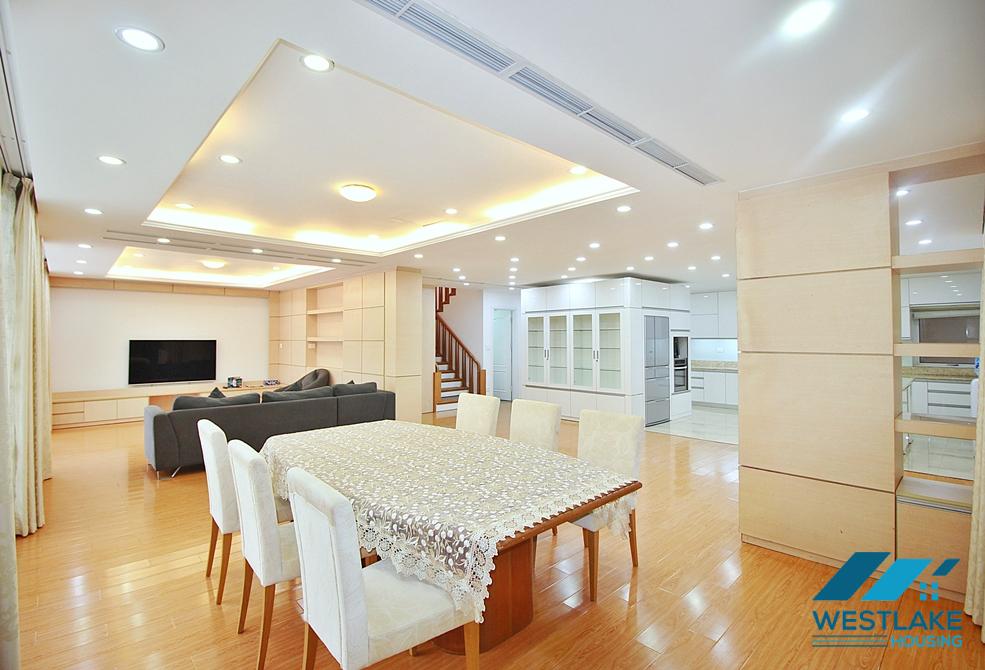Cho Thuê Nhà 4 Phòng Ngủ Đẹp, Ban Công Sân Rộng Sáng Thoáng, Có Dịch Vụ Tại phường Tây Hồ, Hà Nội