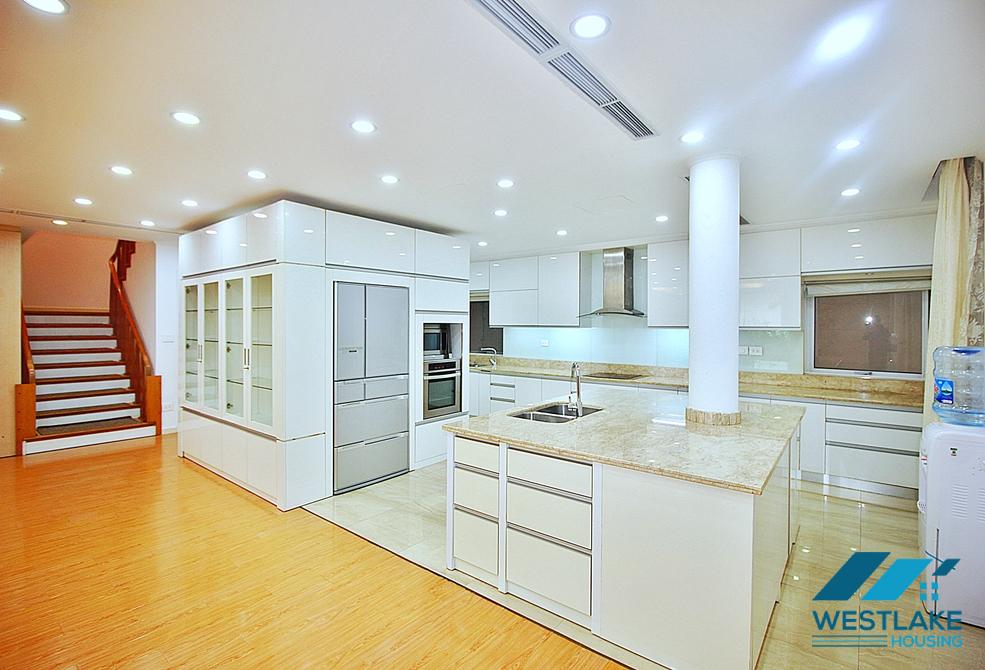 Cho Thuê Nhà 4 Phòng Ngủ Đẹp, Ban Công Sân Rộng Sáng Thoáng, Có Dịch Vụ Tại phường Tây Hồ, Hà Nội