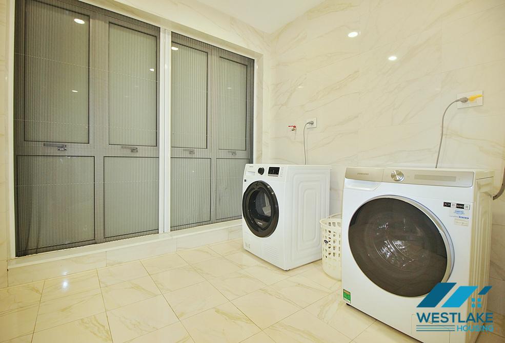 Cho Thuê Nhà 4 Phòng Ngủ Đẹp, Ban Công Sân Rộng Sáng Thoáng, Có Dịch Vụ Tại phường Tây Hồ, Hà Nội