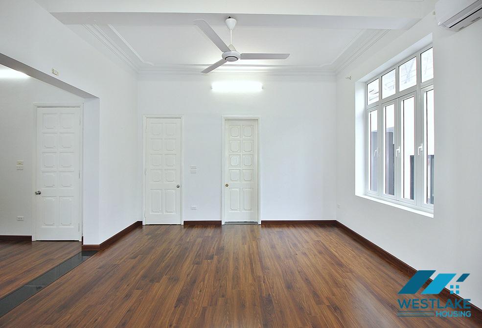 Cho Thuê Nhà 5 Phòng Ngủ, Sân Rộng Thoáng Sáng Tại Phố Tô Ngọc Vân, Tây Hồ, Hà Nội