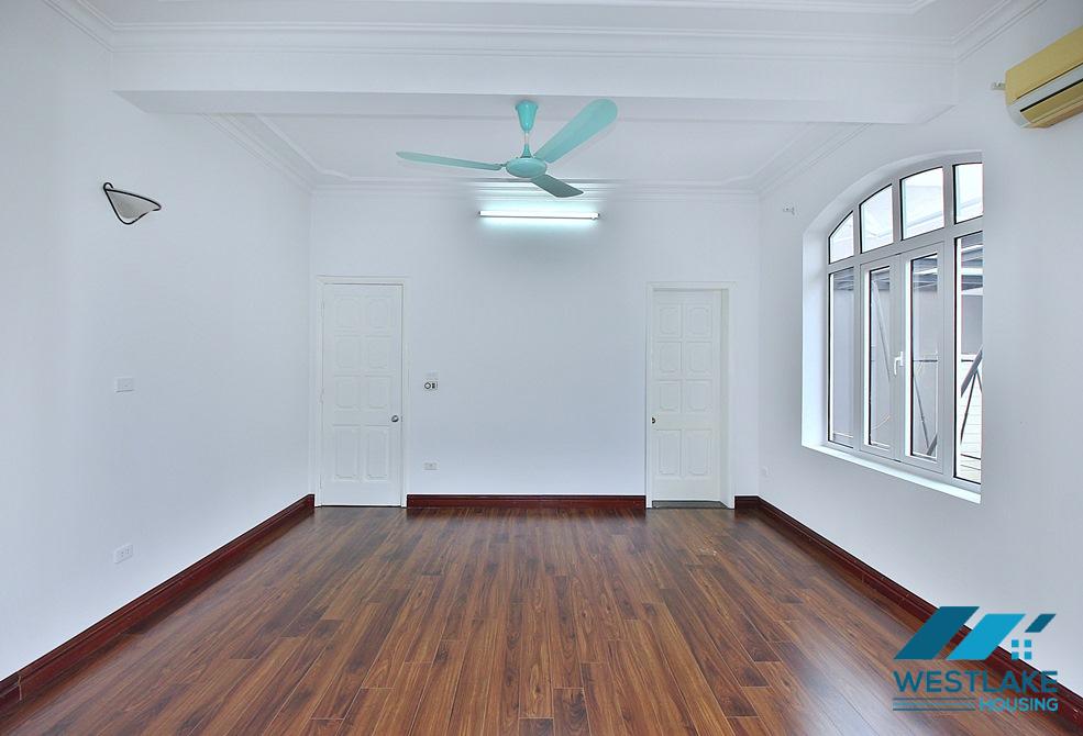 Cho Thuê Nhà 5 Phòng Ngủ, Sân Rộng Thoáng Sáng Tại Phố Tô Ngọc Vân, Tây Hồ, Hà Nội