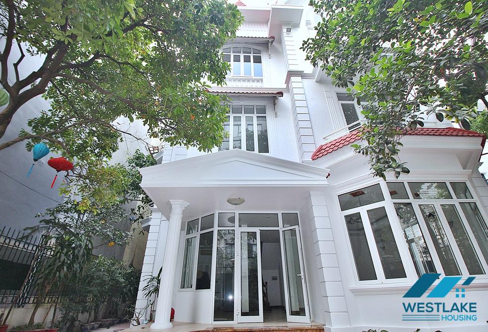 Cho Thuê Nhà 5 Phòng Ngủ, Sân Rộng Thoáng Sáng Tại Phố Tô Ngọc Vân, Tây Hồ, Hà Nội